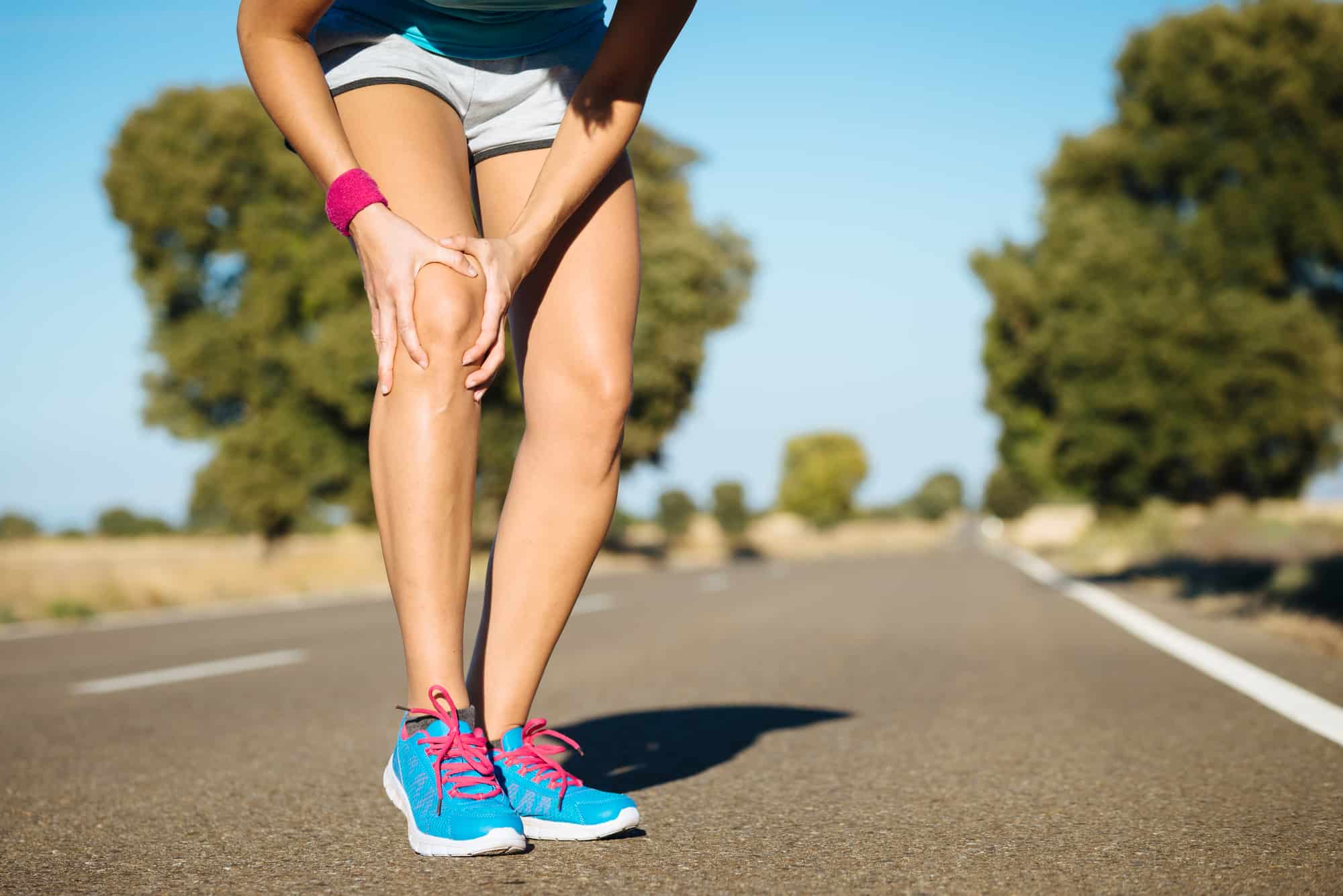 A runner who is struggling with knee pain while training