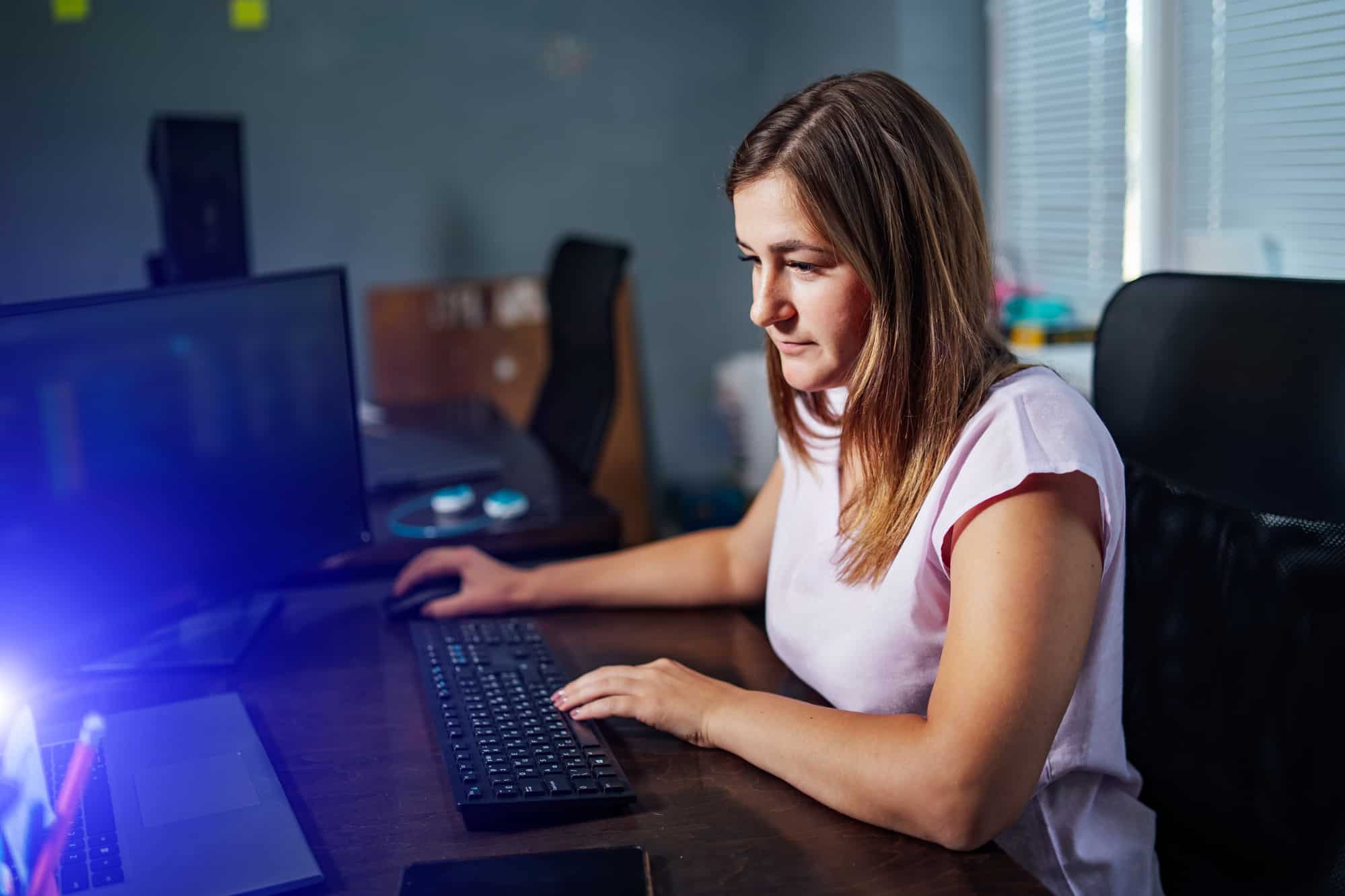 Woman sitting at the workplace infront of the computer